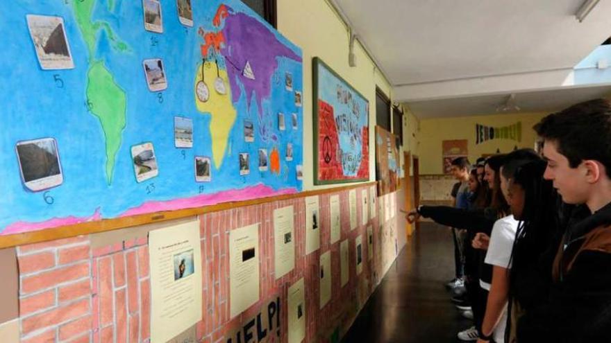 Los alumnos observan una exposición sobre el racismo.