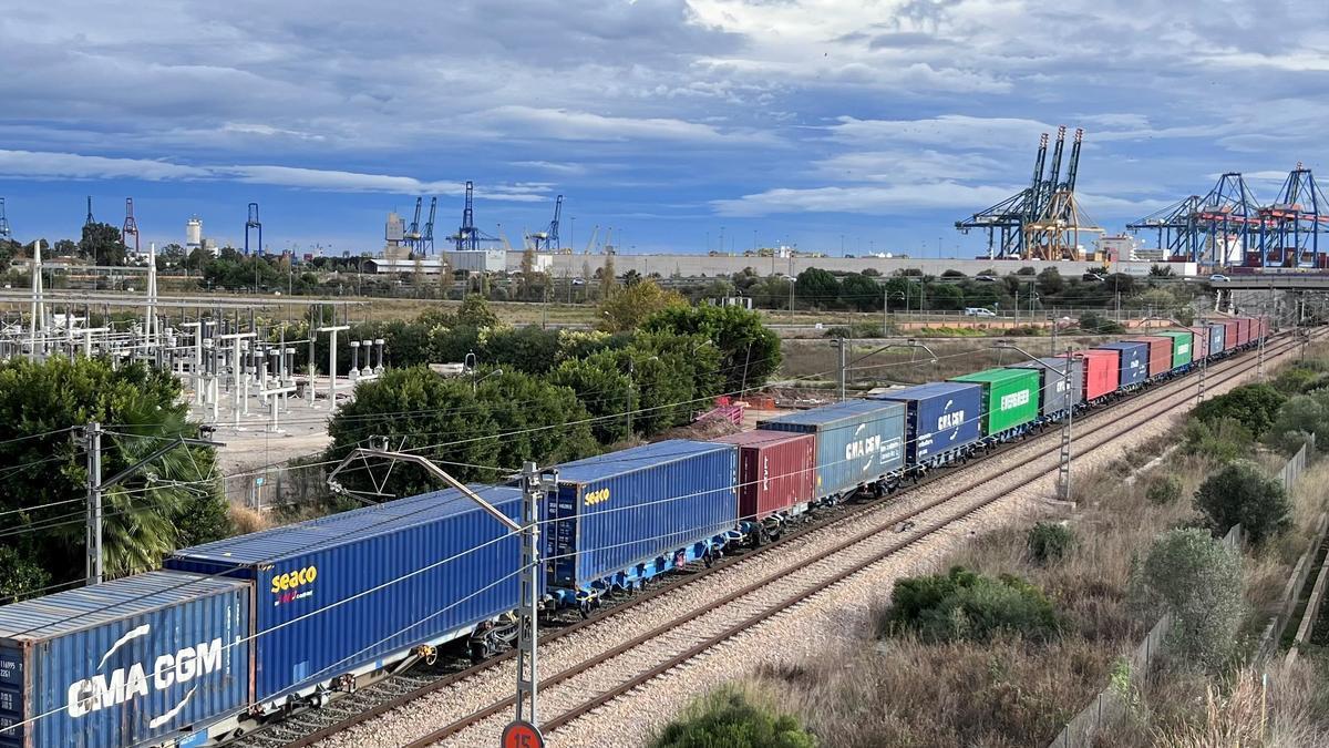 Un tres de mercancías sale del Puerto de Valencia, en una imagen reciente.