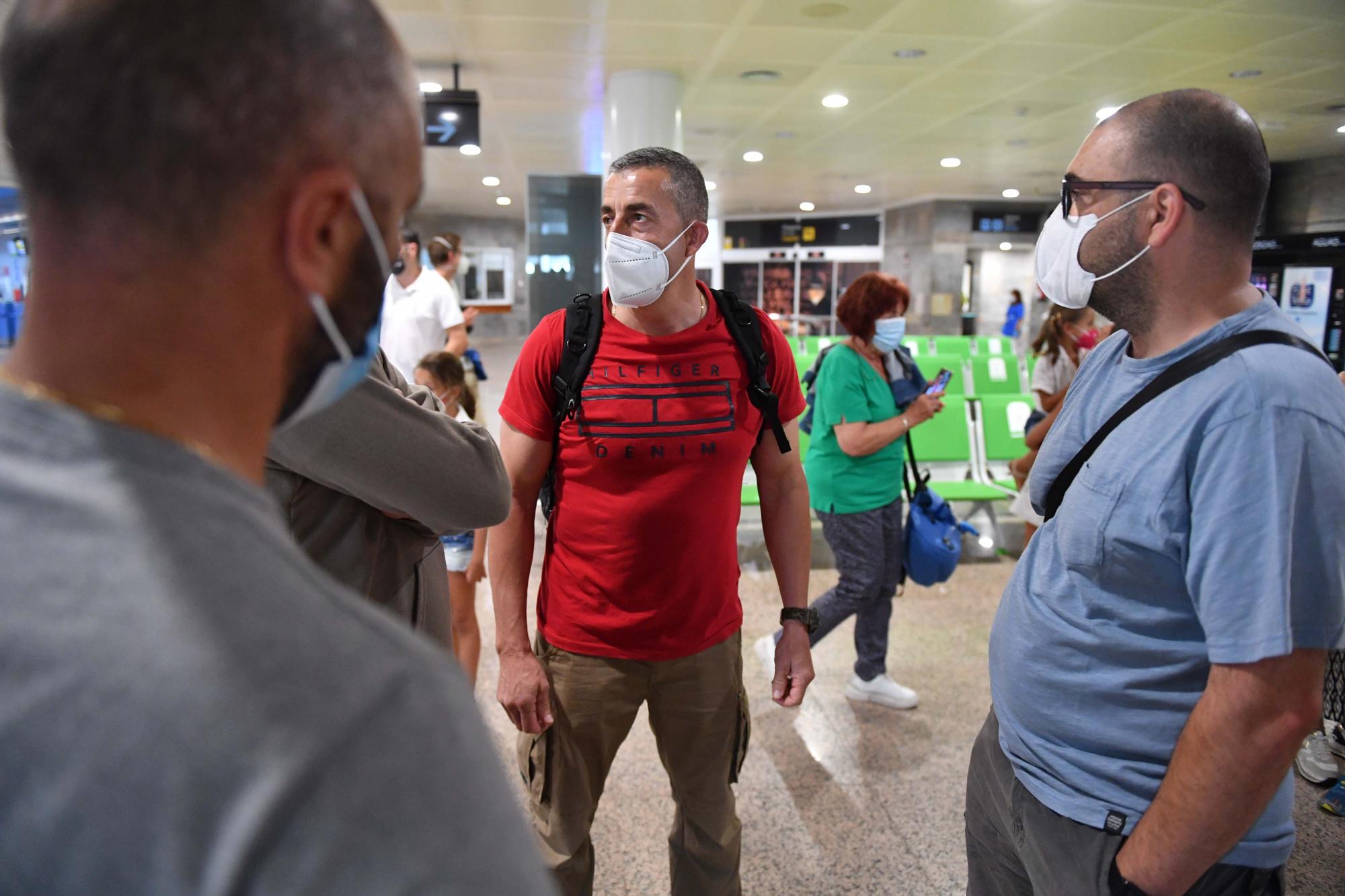 Caluroso recibimiento en el aeropuerto de Alvedro a Víctor Bellón, el policía gallego destinado en Kabul