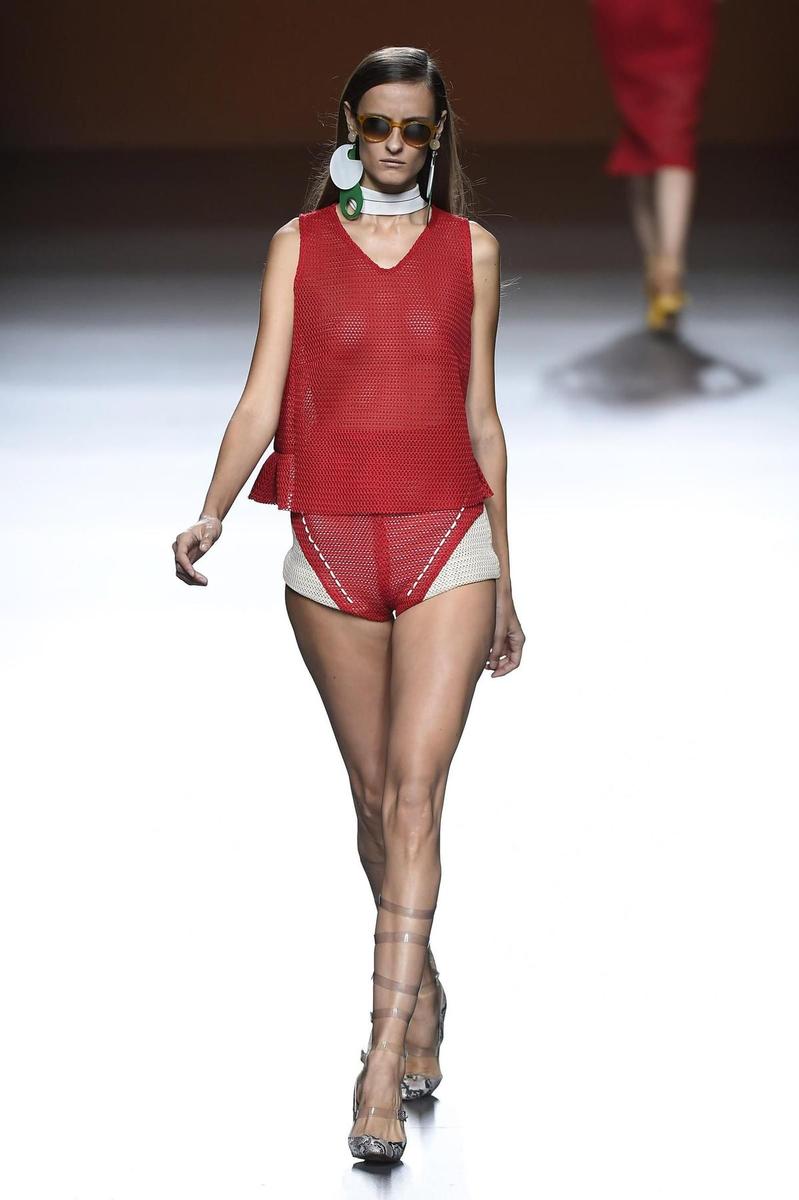 MBFWM: Moisés Nieto Primavera/Verano 2016, shorts en rojo