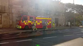 El vertido de aceite de un autobús obliga a los bomberos a actuar en la Rúa das Rodas