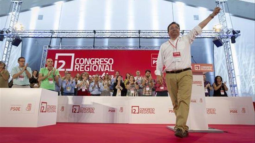 Fernández Vara tras ganar el congreso del PSOE de 2017 frente a otros dos candidatos.