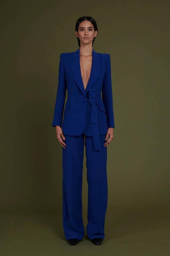 Traje azul klein, de chaqueta con lazada y pantalón palazzo, de Bleis Madrid