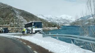 La Diputación resolverá el contrato con la empresa de autobuses si se confirma negligencia en el accidente de los escolares de Benavente