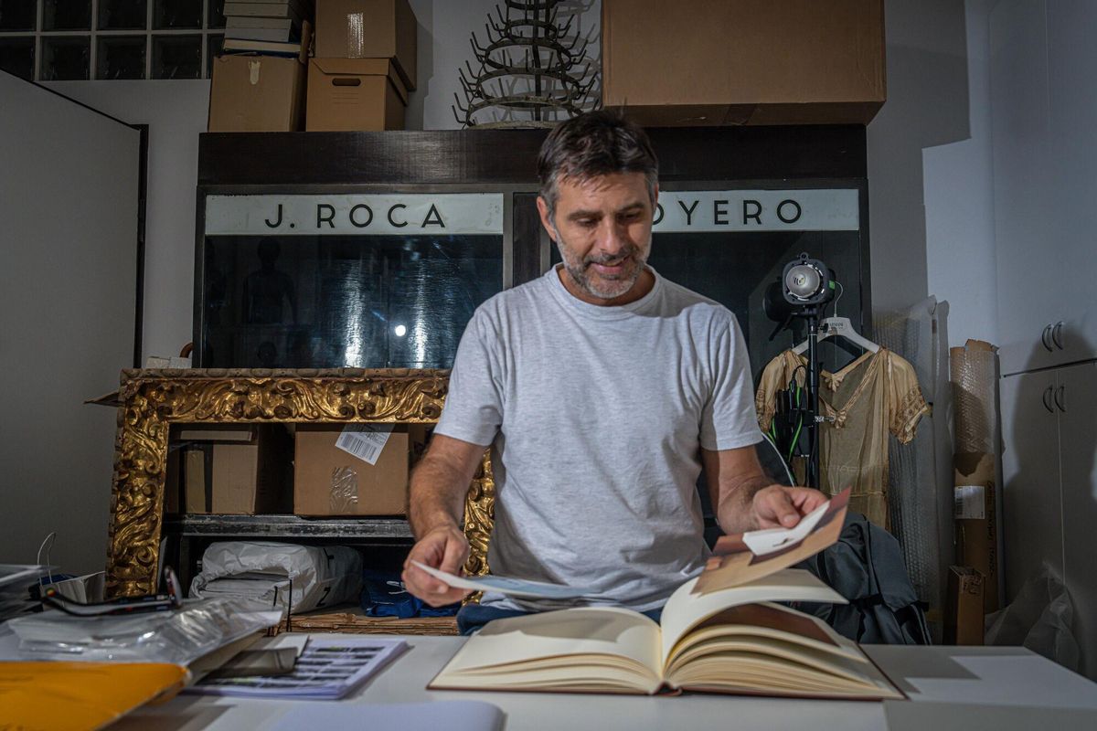 Jordi Baron, en su taller, con uno de los ejemplares de la coección, todos distintos por la caprichosa acción del Sol.