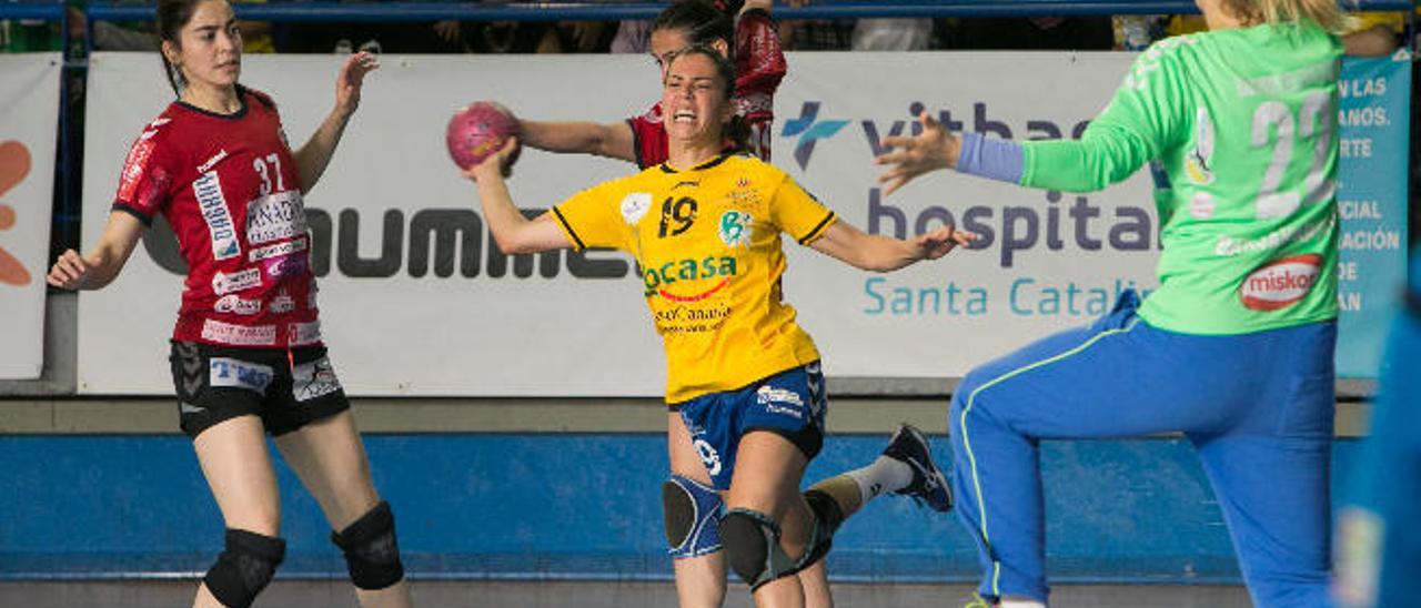 Tiddara Trojaola, durante la final de la Copa EHF Challenge.