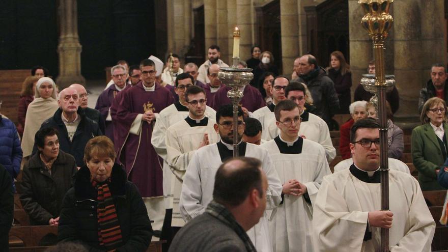 El obispo oficia la misa del Miércoles de Ceniza, inicio de la Cuaresma en la Iglesia