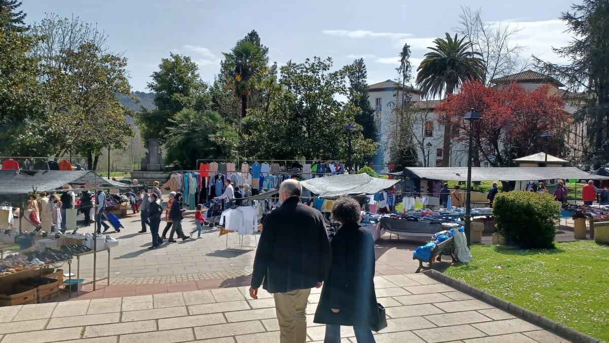 Vista del mercado de textiles en el parque de San Antonio, en una imagen de archivo.