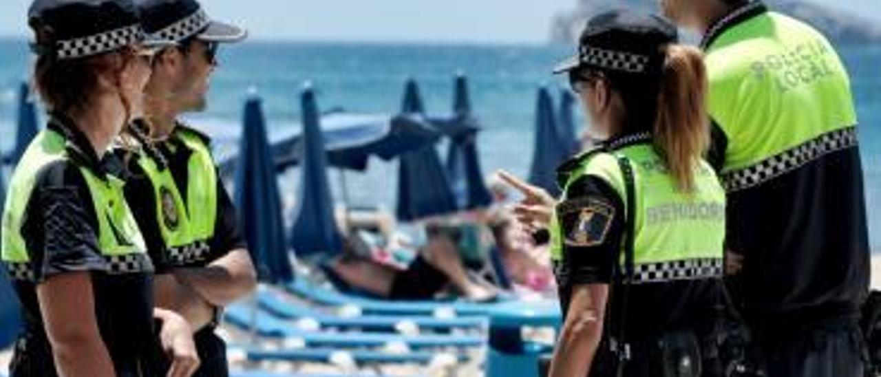 Policías vigilan la playa de Levante de Benidorm.