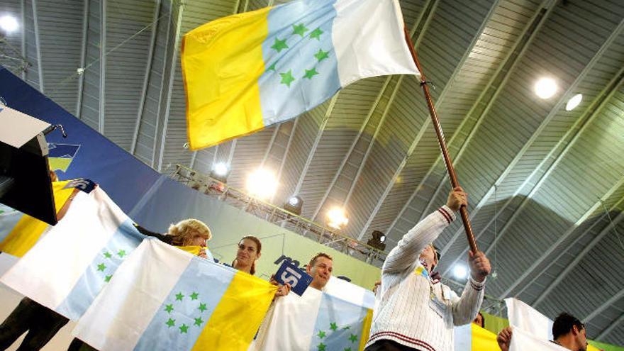 Jóvenes de CC enarbolan la bandera con las siete esrellas en un congrrso.