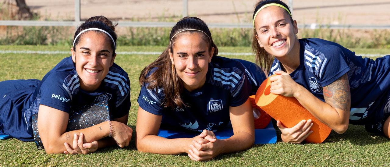 Rocío, en el centro, junto a Abelleira y Misa en la Ciudad Deportiva del Córdoba.