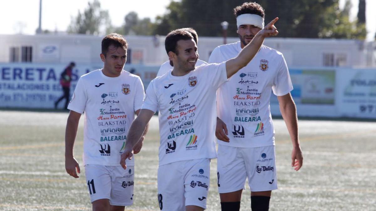 Pepe Bernal señala a la grada celebrando un gol durante su etapa con la Peña Deportiva. | D.I.