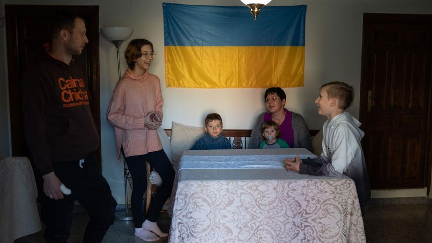 La familia Mazur, en su casa de Tardobispo, el viernes por la tarde.