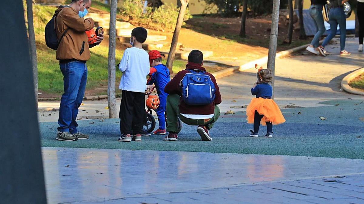 Una familia  celebra Halloween en el Parque de Los Juncos de Cartagena, el pasado viernes.