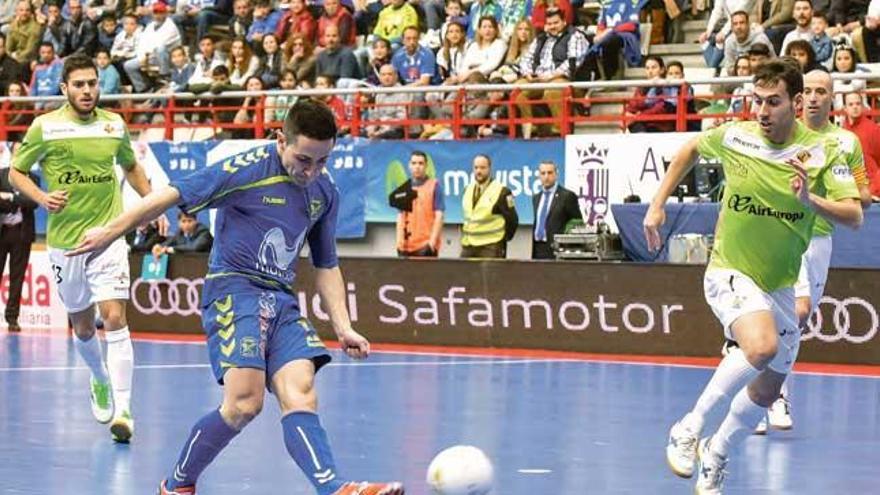 El local Borja dispara a puerta ante la presencia de Sergio, jugador del Palma.