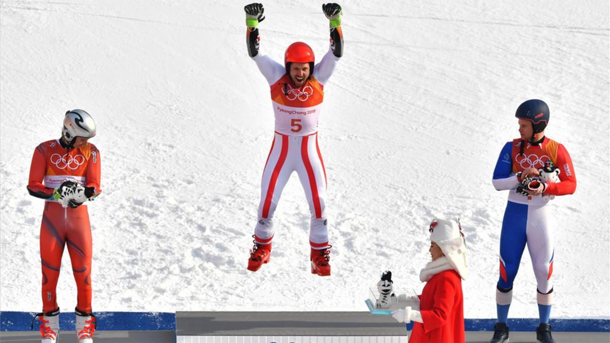 Hirscher celebrando su triunfo en el podio