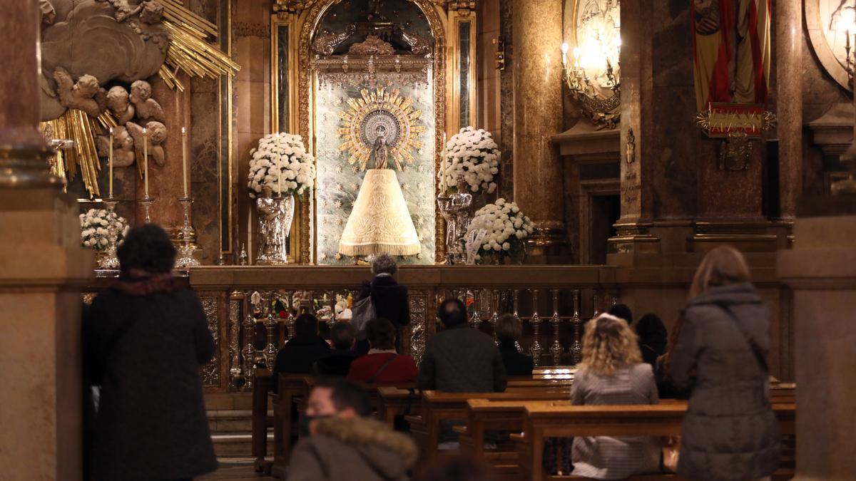 Qué detalle de color luce el manto de la Virgen del Pilar en el interior de  la basílica?