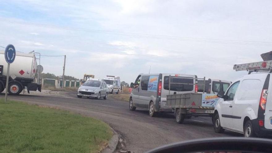 Vehículos retenidos en una de las rotondas por las obras