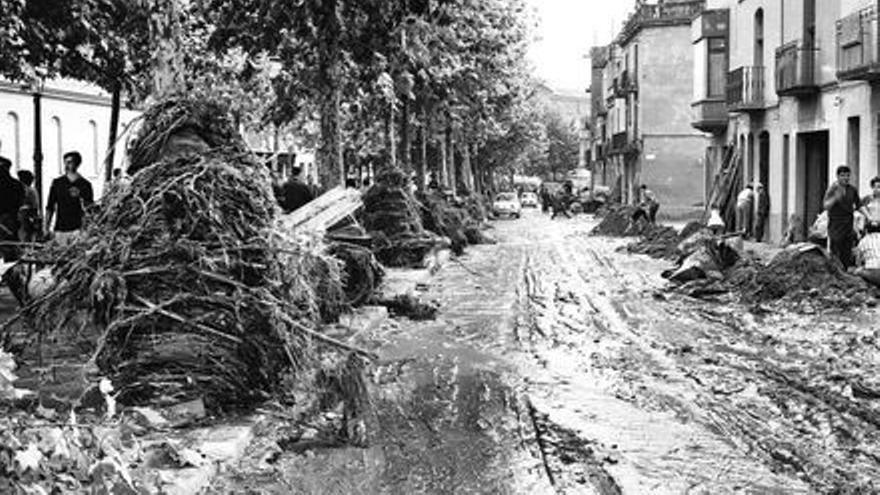 Imagen de una de las calles de Terrassa tras el paso de la riada de 1962.