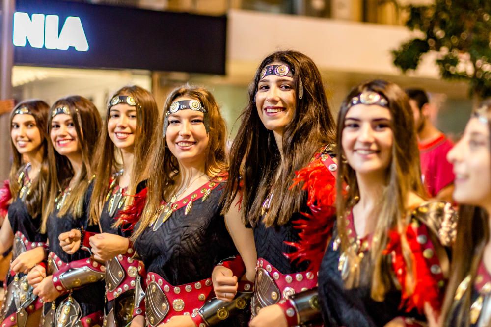 Los Moros y Cristianos hacen suyas las calles de Benidorm.