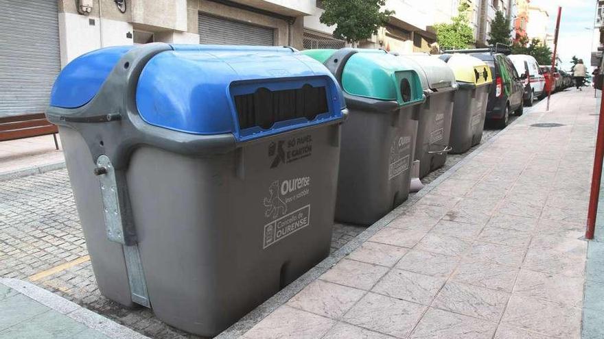 Una vista de los contenedores de la calle Río Bibei, el niño apareció en el de la tapa gris. // Iñaki Osorio