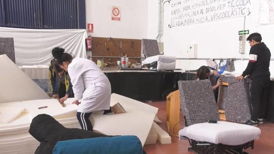 Dos jóvenes participantes del proyecto Nazareth que se han formado para el sector del mueble.