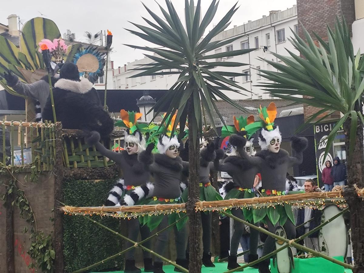 El carnaval de Tapia resiste a pesar de la lluvia