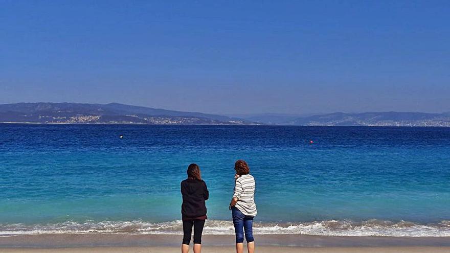 Dos vecinas procedentes de Santiago, en Cíes, tras coger el barco en Cangas.