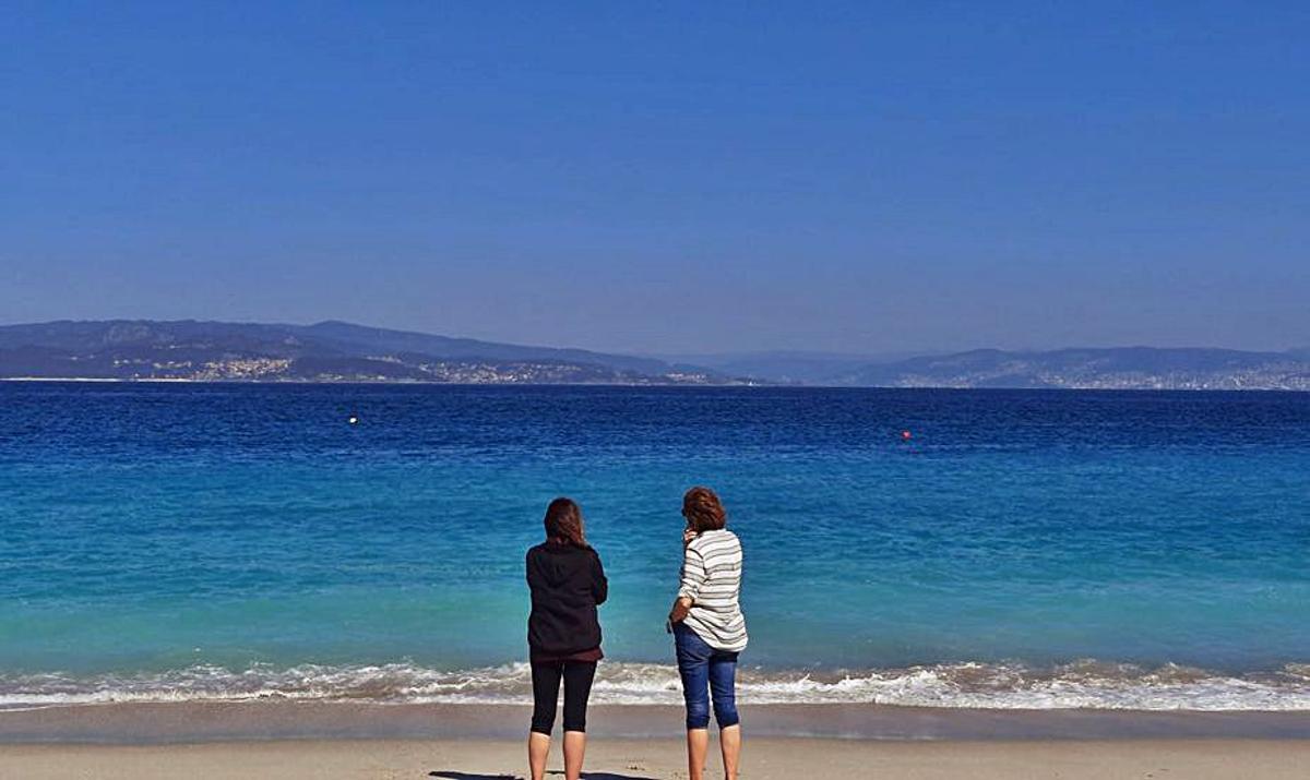 Una visitante de A Coruña llega a Cíes en el barco desde Cangas.