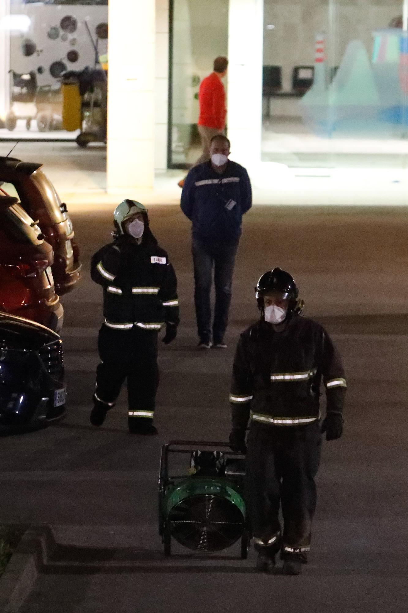 Un incendio obliga a desalojar a pacientes mayores con covid del centro de Barros