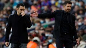 Simeone y Xavi, en un partido entre el Barça y el Atlético.