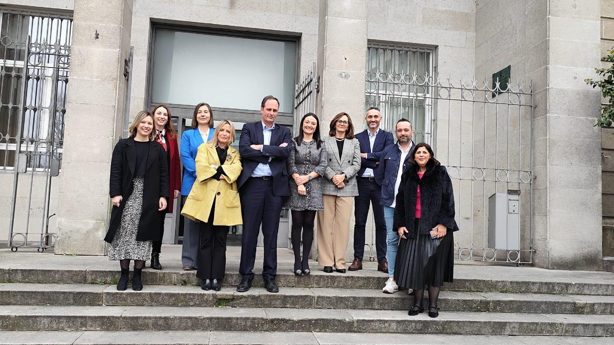 El presidente del Puerto, Carlos Botana, entre otros directivos de la institución, con representantes en Galicia de la asociación internacional Wista.