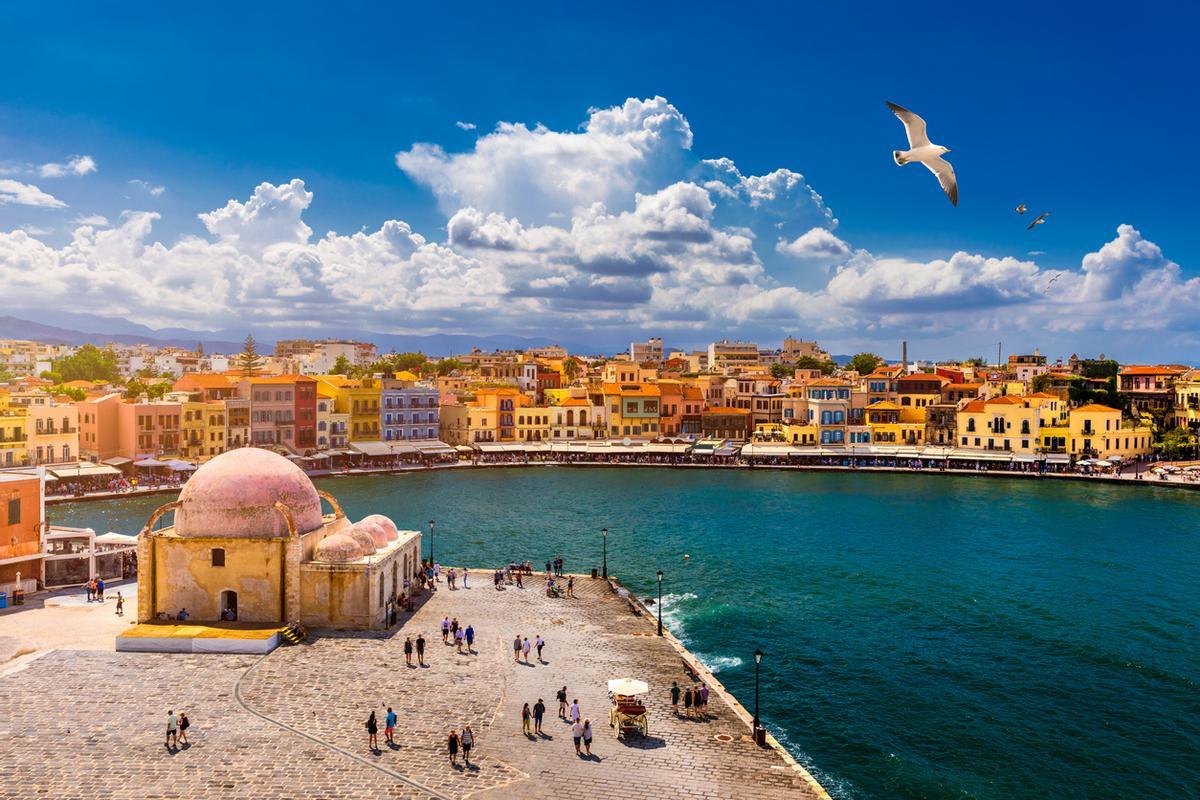 Mezquita en el antiguo puerto veneciano de la ciudad de Chania en la isla de Creta, Grecia.