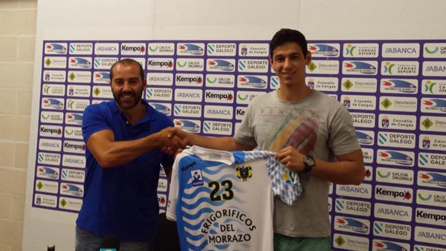 Óscar Fernández y Pedro Hermones, hoy en la presentación oficial del jugador. | D.G.P.