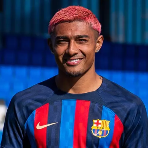 Julián Araujo, Defensa