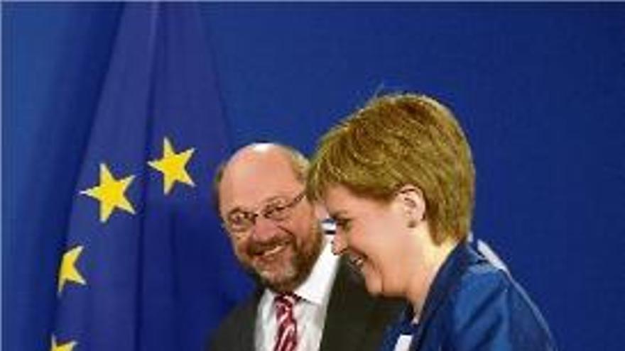 Sturgeon i Schulz, somrients, ahir, a Brussel·les.