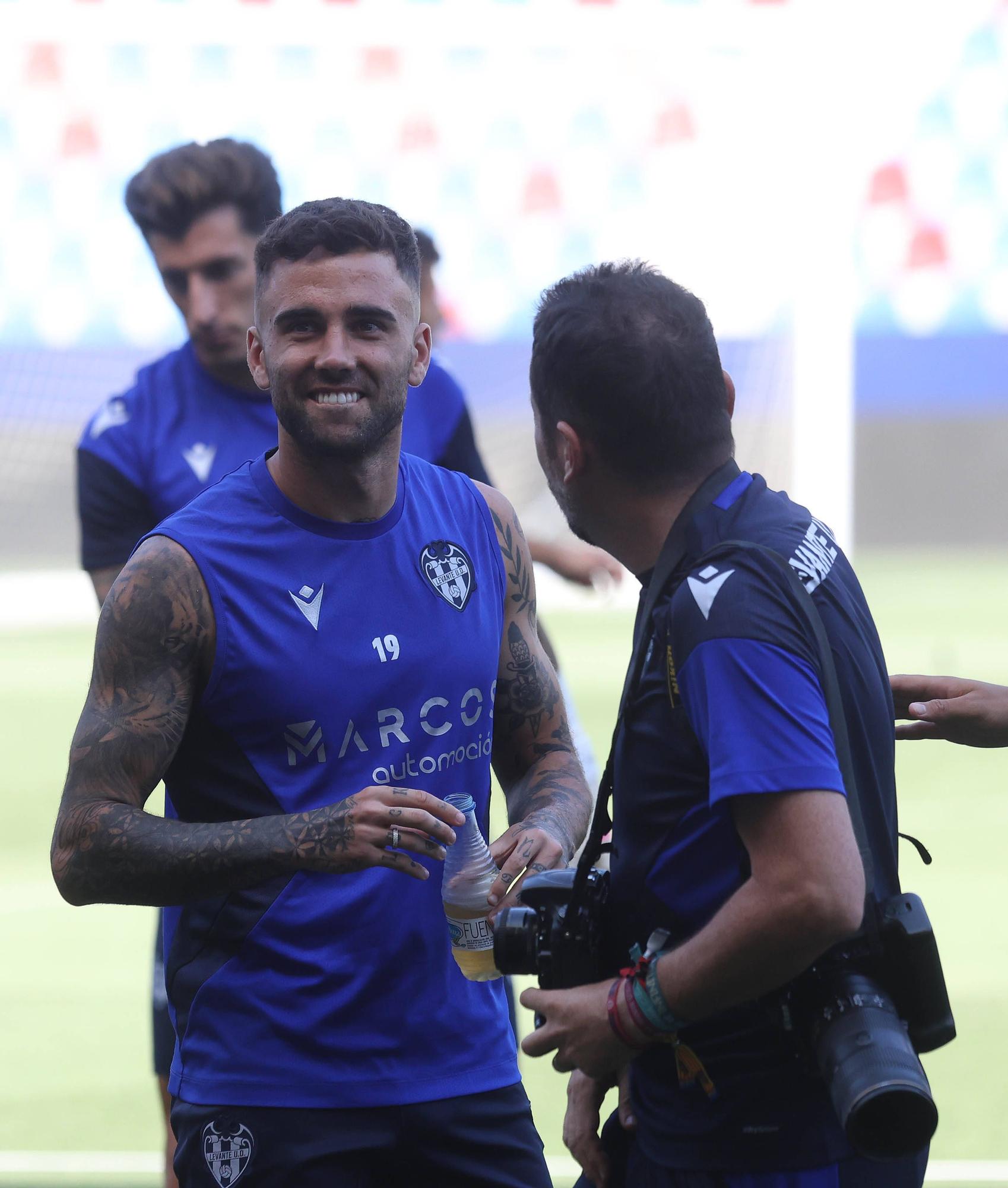 Ambiente de Primera en el entrenamiento a puertas abiertas