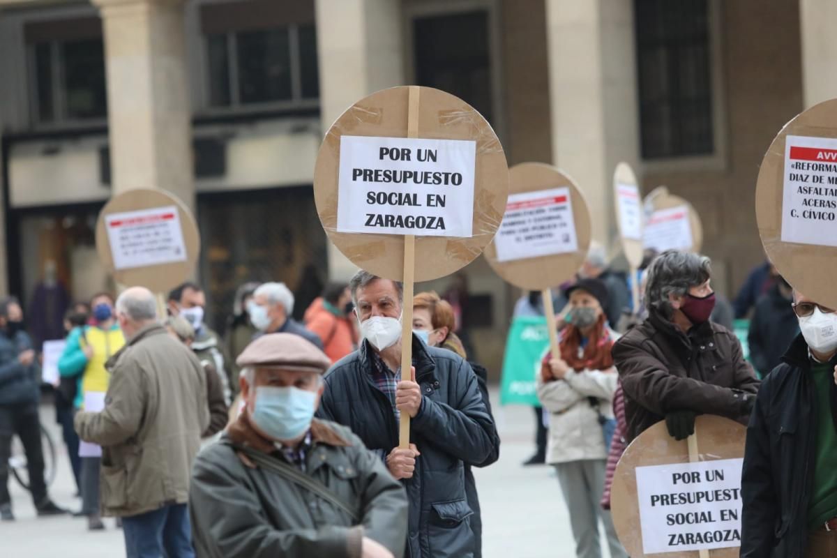 Protesta de los agentes sociales y vecinales para denunciar los recortes en Cooperación, Juventud o participación vecinal