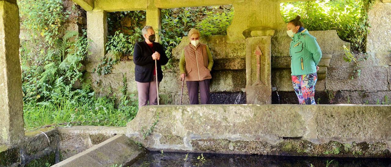 Desde la izquierda, Daría Chantrero, Julia Pérez y Marina Reboredo, ayer en el lavadero de Fofán (Meis). |  // NOÉ PARGA