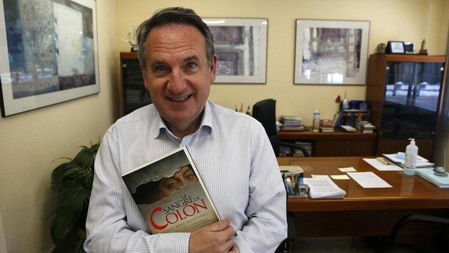 Miguel Ruiz Montañez con su nueva novela, &#039;La sangre de Colón&#039;.