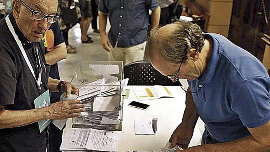 Los componentes de una mesa electoral empiezan el recuento de votos.