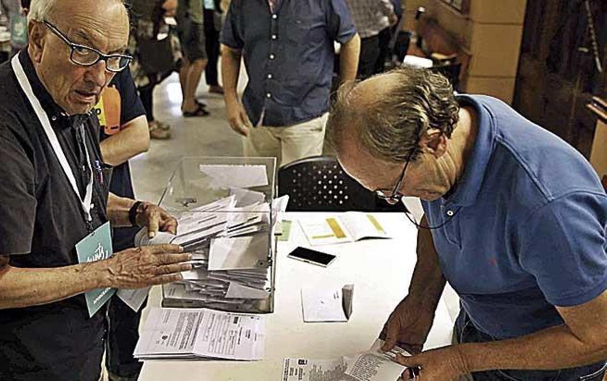 Los componentes de una mesa electoral empiezan el recuento de votos.