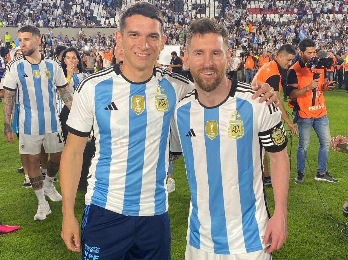 Lautaro Blanco posa junto a Lionel Messi, esta madrugada en Argentina