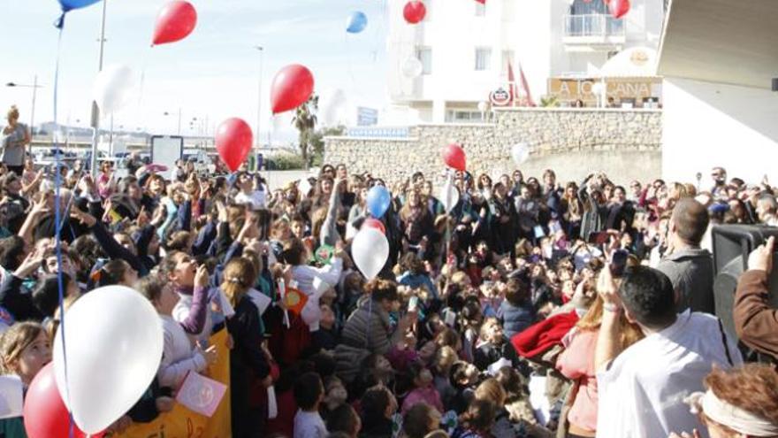 Los alumnos de las Trinitarias sueltan los globos frente al Ayuntamiento de Sant Antoni.
