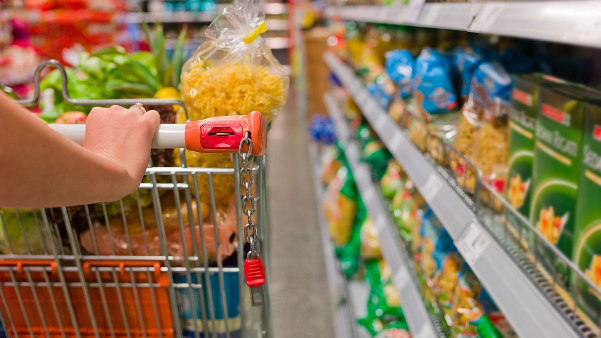 Un consejo clave para ahorrar dinero fácilmente es hacer una lista de la compra y ajustarse a ella.