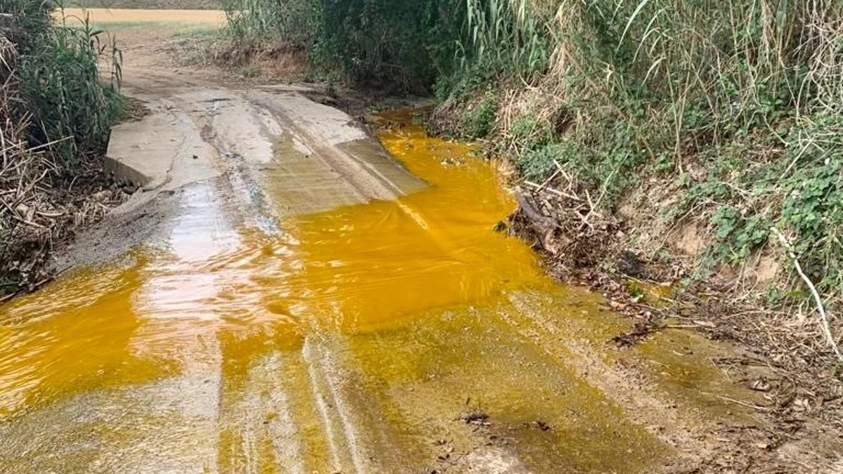 Una fuga de aceite de palma de la riera Seca a su paso por Santa Perpètua de la Mogoda