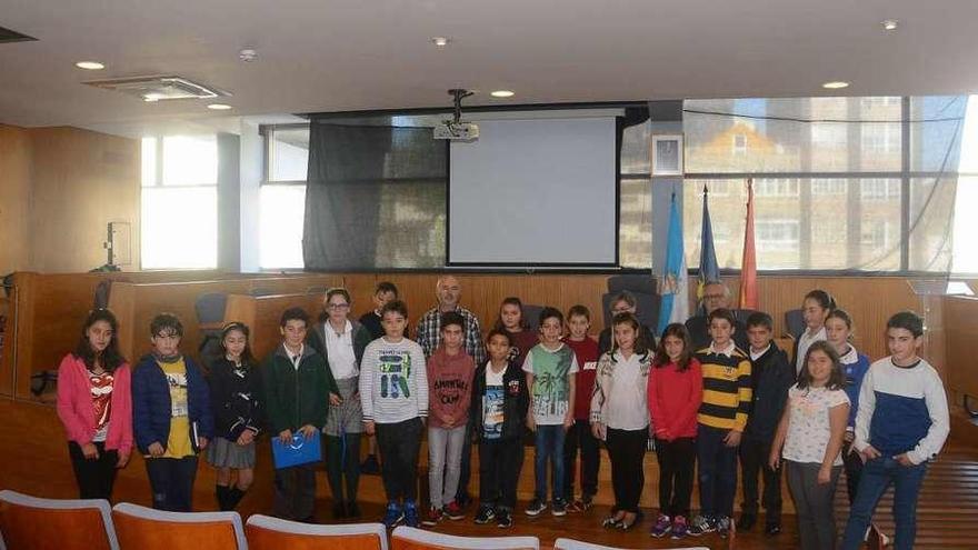 Niños del Consello da Infancia, ayer en el Concello, con el alcalde (dcha.) y el edil de Educación (centro). // G.N.