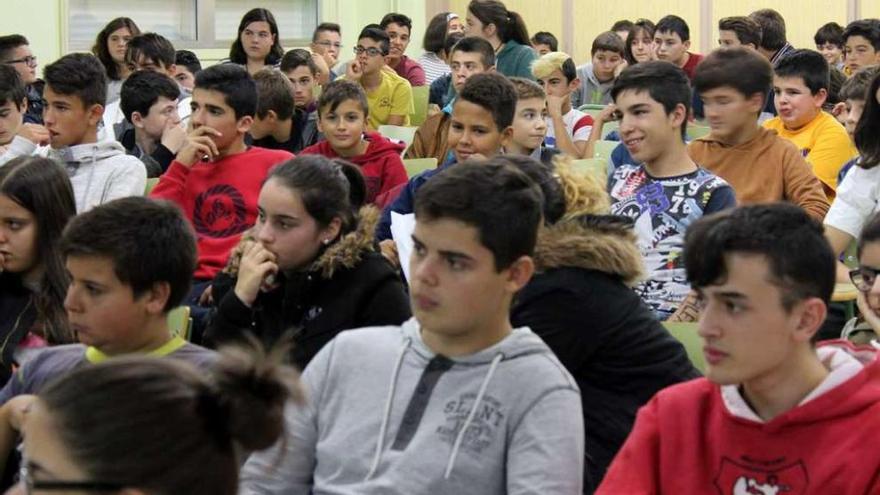 Alumnos del IES de Vilalonga (Sanxenxo) asisten al Programa de Tutorización entre Iguales. // G. Santos