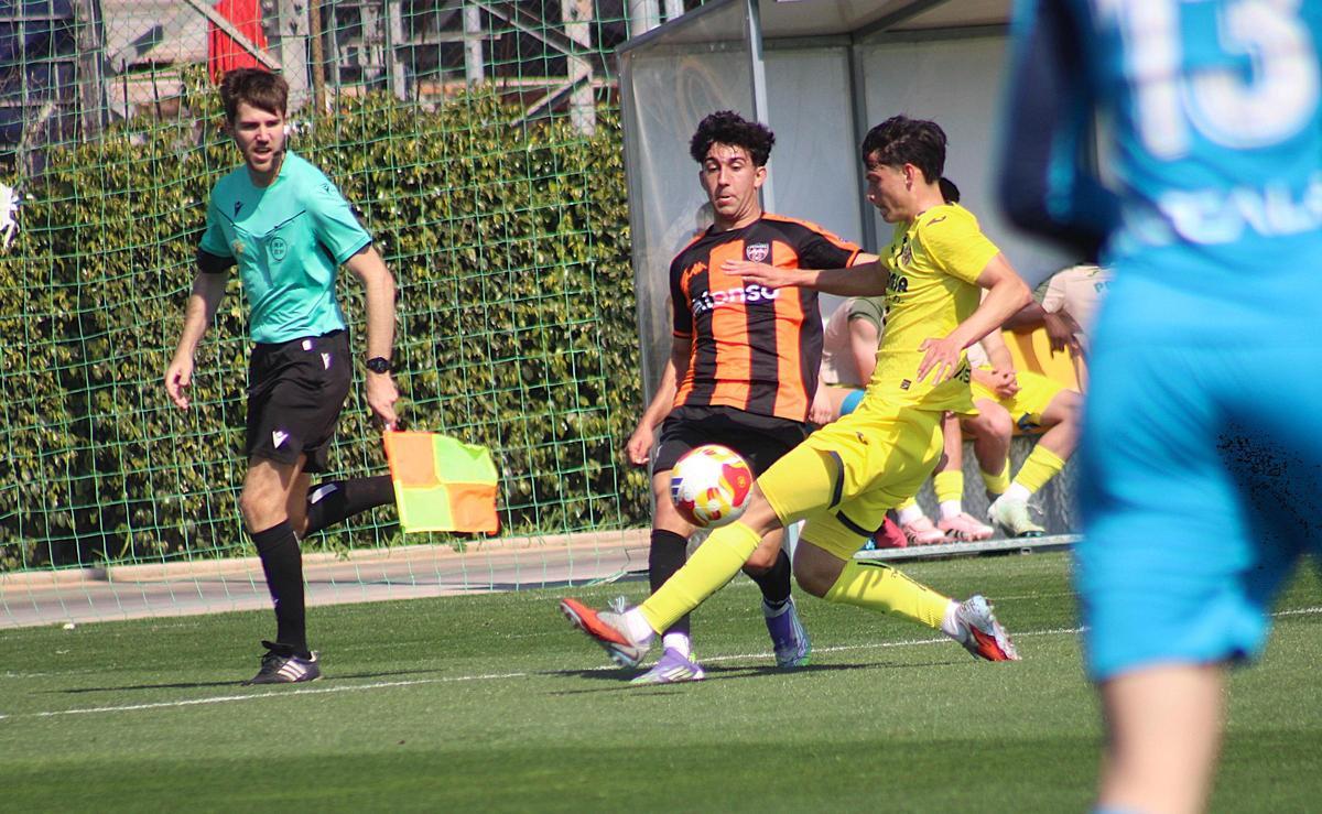 El lateral del Villarreal Max Petterson sale al corte de un balón controlado por un contrario.