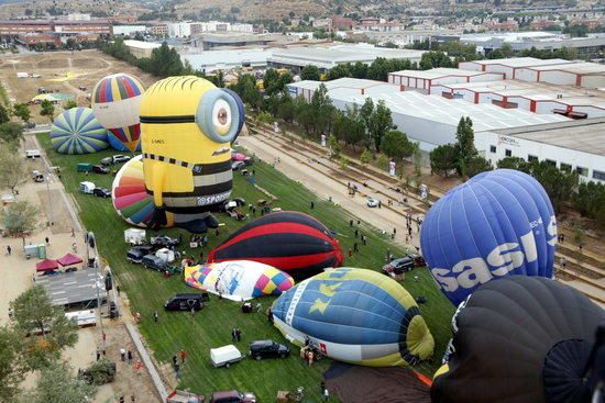 Més de cinquanta globus d'arreu del món aixequen el vol a Igualada en la 21a edició de l'European Balloon Festival